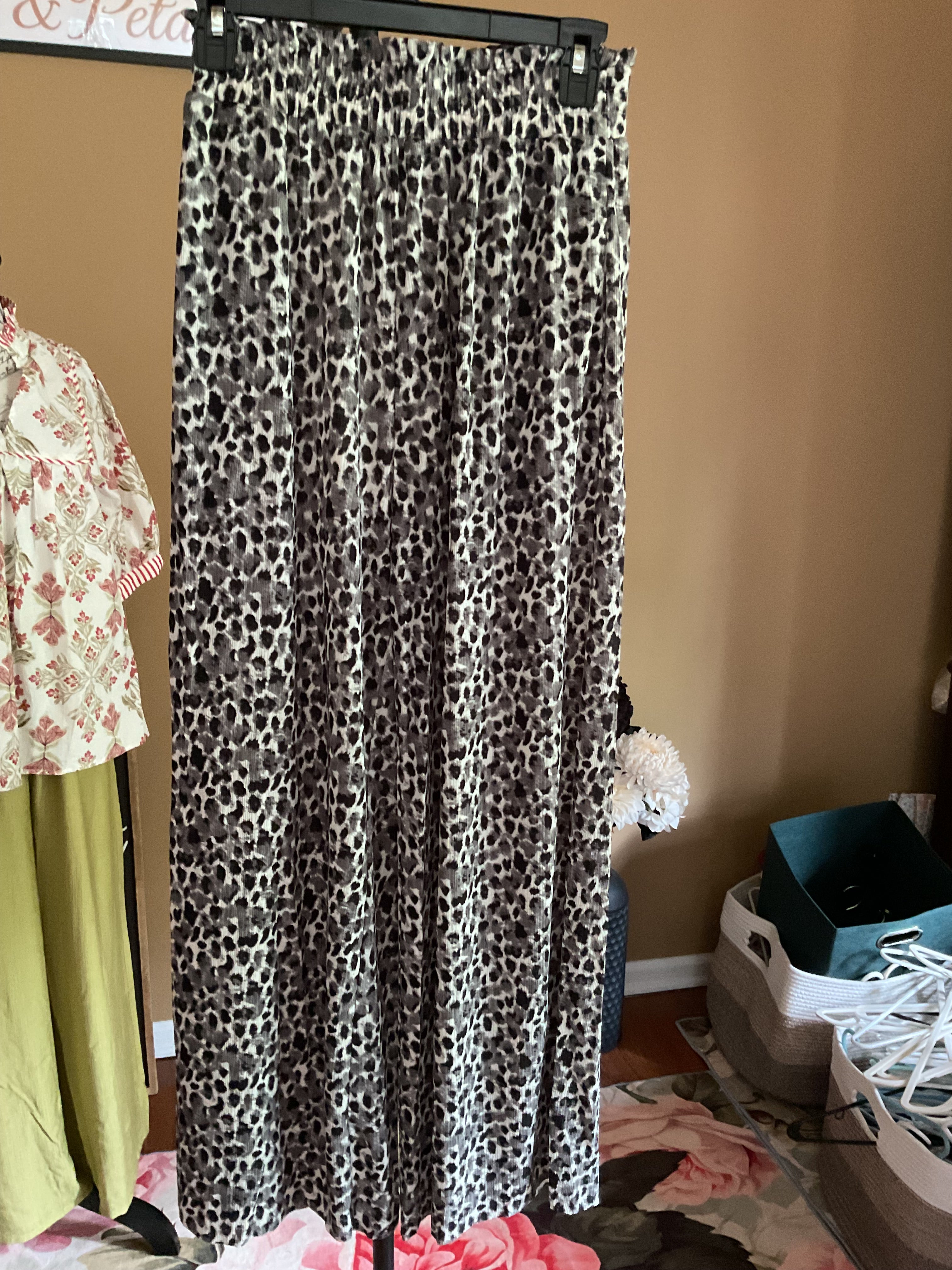 Very J Wide Leg Leopard Pleated Comfy Pants - Side Pockets - Elastic Waist