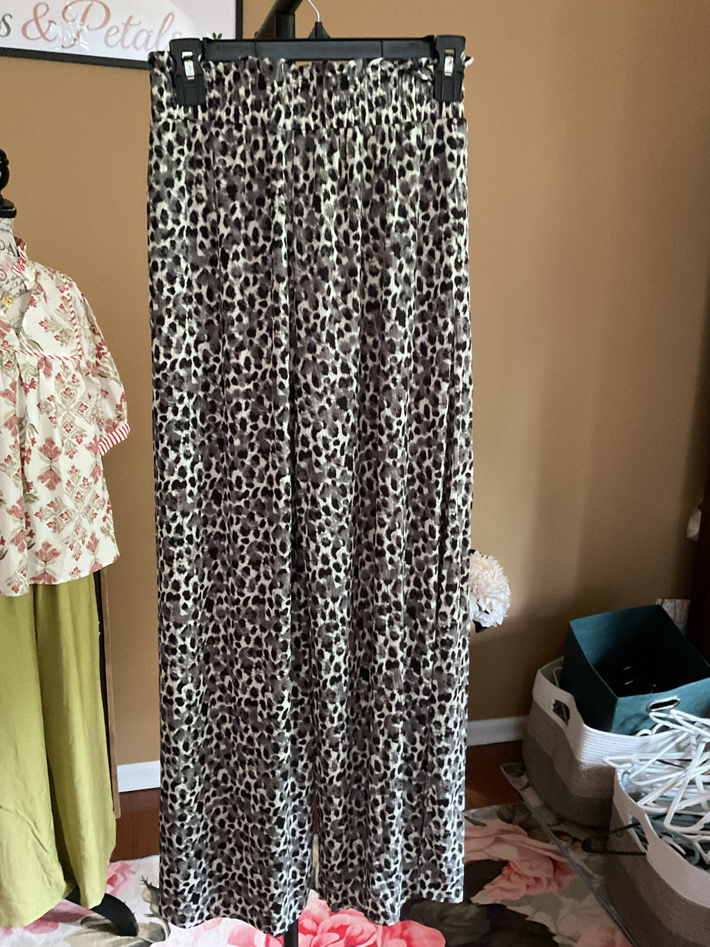 Very J Wide Leg Leopard Pleated Comfy Pants - Side Pockets - Elastic Waist