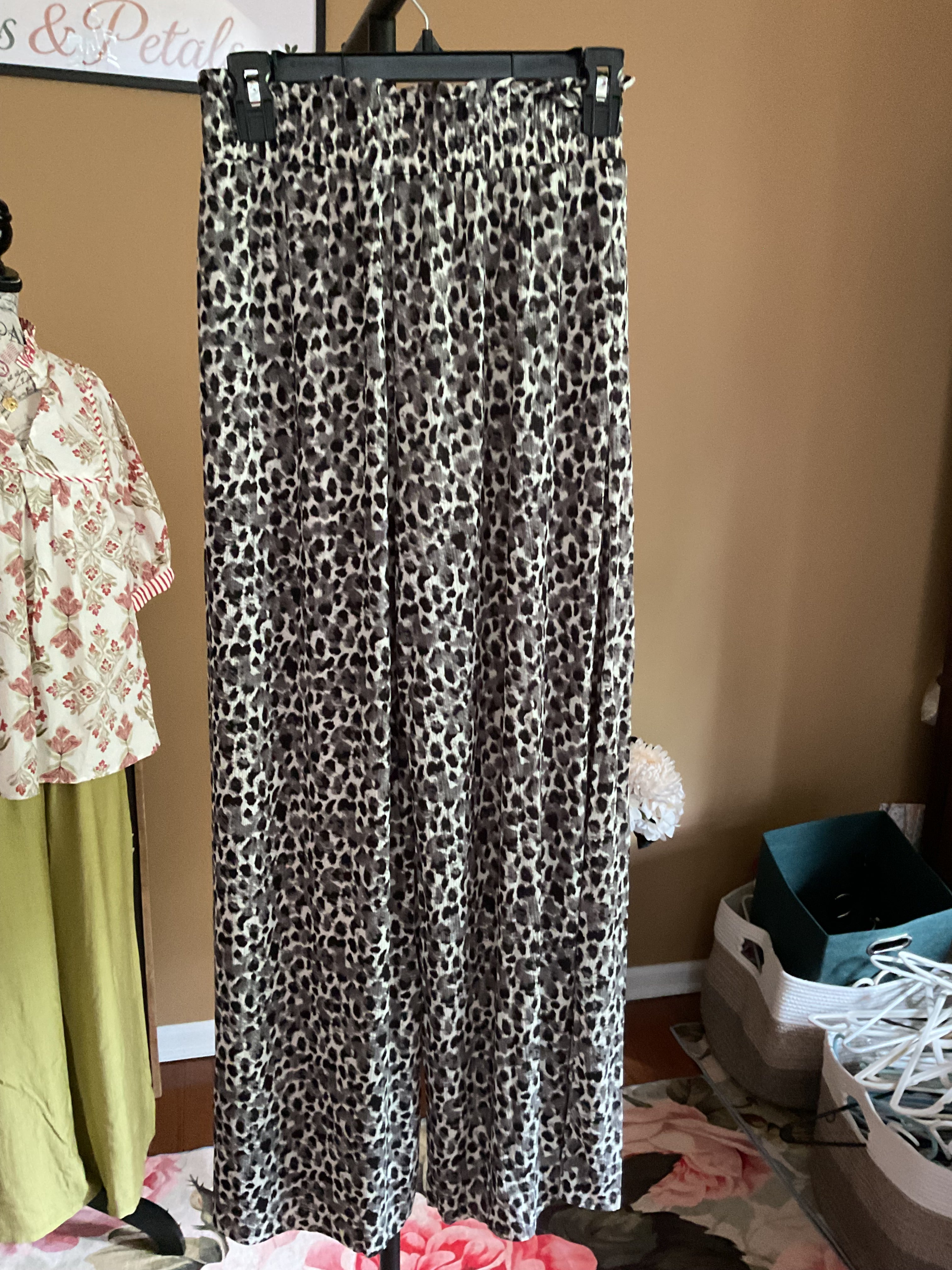 Very J Wide Leg Leopard Pleated Comfy Pants - Side Pockets - Elastic Waist